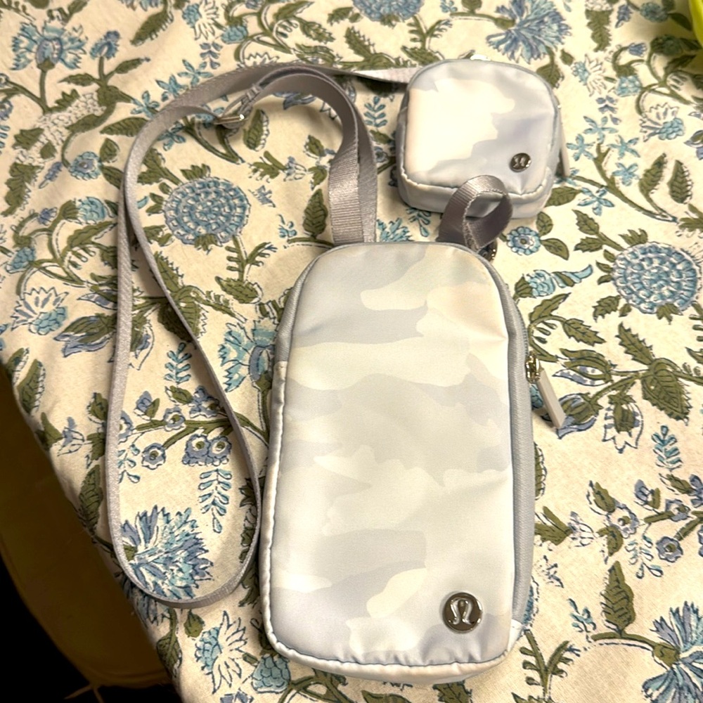 Lululemon crossbody grey camo bag EUC 🩶